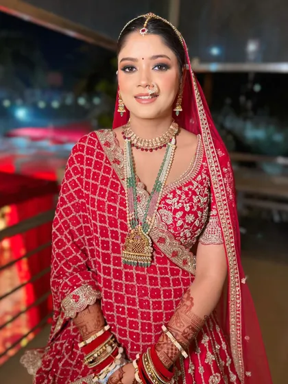 This bride looks absolutely radiant. The makeup is balanced to perfection, with glowing skin and defined eyes that make her features stand out.