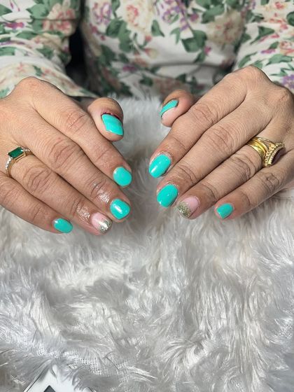A bright and cheerful look for natural nails. This beautiful turquoise gel polish is perfect for summer, and the subtle glitter accent nail adds just a touch of sparkle.