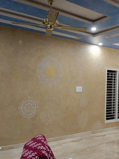 Here is a full view of a living room where we applied a delicate mandala stencil design using Royal Play techniques. This kind of decorative painting adds a layer of elegance and personality to the entire space.