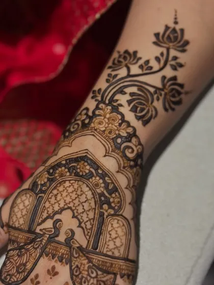 A detailed shot of the beautiful floral vine on the arm.
