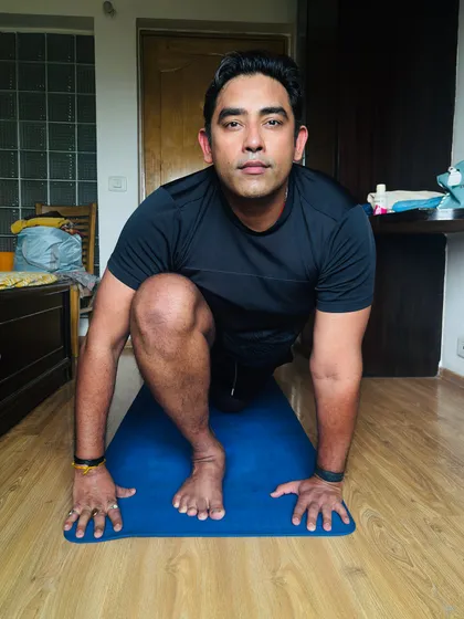 Another view of Ashwa Sanchalanasana. I pay close attention to details like hand placement and spinal alignment to ensure you get the maximum benefit from every pose we practice together.