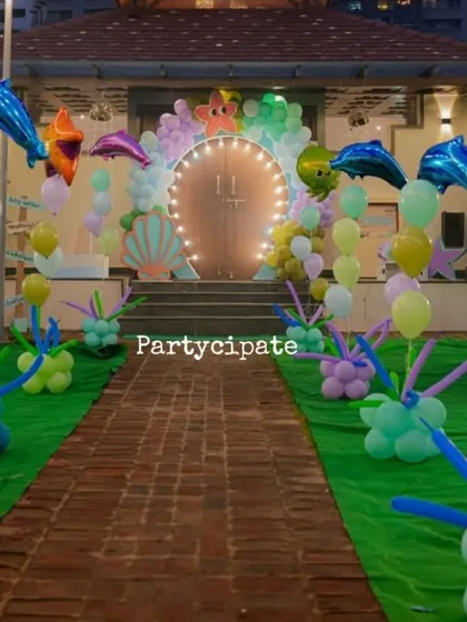 The pathway to the main stage was lined with balloon sea plants and dolphin foil balloons, guiding guests through the underwater wonderland.