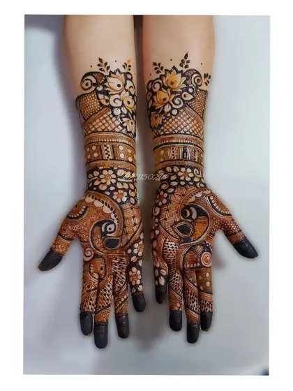 A stunning design with swirling paisley and floral motifs. The use of negative space and dark-tipped fingers makes this a very eye-catching choice for a bridesmaid.