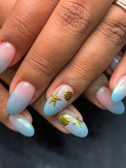 A final look at this super cute and popular beach-themed nail set.