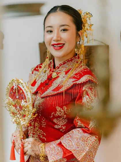 Honoring heritage in a cross-cultural wedding is our specialty. Here, our beautiful bride shines in her traditional Chinese wedding attire for the tea ceremony, a moment we planned with meticulous care to respect and celebrate her roots.