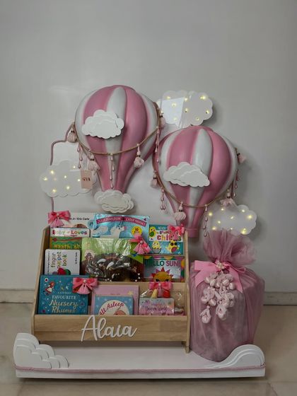 A slightly different composition of the complete pink hot air balloon gift set.