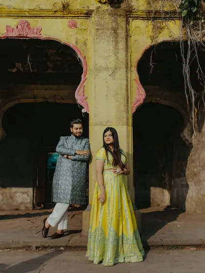 A stylish portrait of the couple posing against an old architectural archway in Nashik.