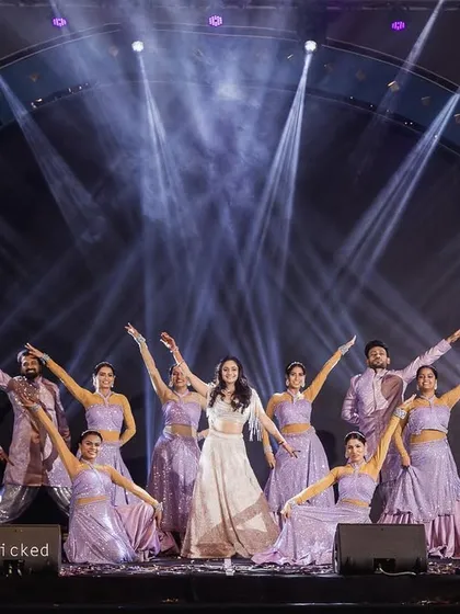 This night belonged to her as she performed with all her heart, surrounded by a troupe of backup dancers. The entire production was built around her, making her the undeniable star.