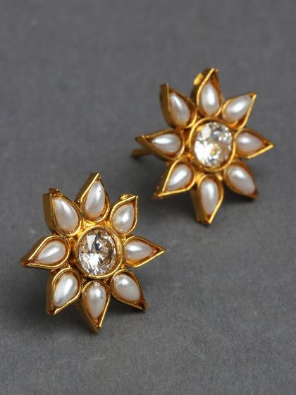 These pearl and kundan flower-shaped studs are a perfect choice to complement your ethnic or traditional wedding look.