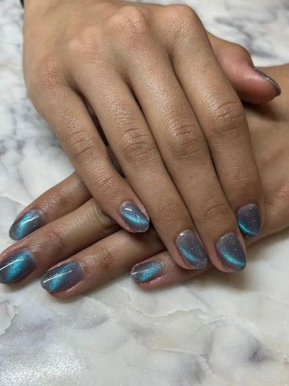 A beautiful teal and silver cat-eye on shorter, natural nails. This shows that you don't need long extensions to rock a stunning special effect polish.
