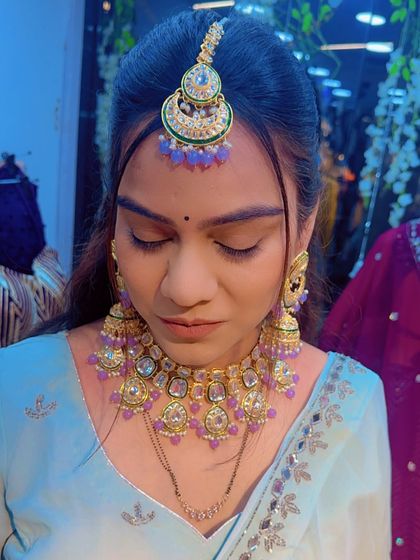 A detailed shot of the maang tikka and necklace from the lilac Kundan set.