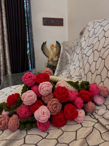 A close-up look at the "bouquet" part of the blanket. I used various shades of pink and red yarn to create these 32 crochet roses, giving the border a lush, three-dimensional look.