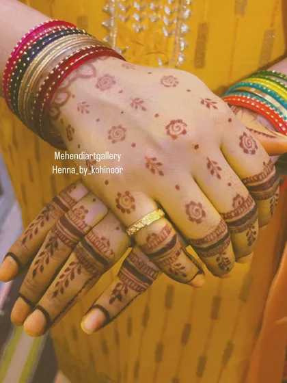 A simple and traditional "booti" (small motif) design, perfect for festivals or for guests at a wedding.