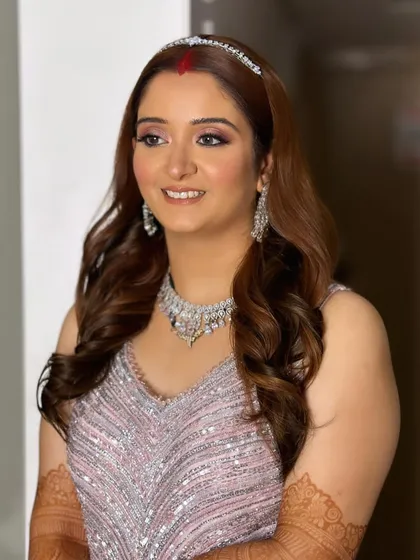 The addition of a simple headband adds a touch of modern elegance to the look.