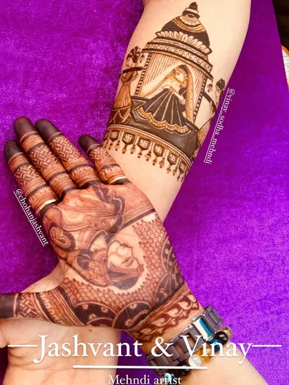 This design, created as a live demo, shows a bride in a doli on the forearm and a couple portrait on the palm. My classes emphasize how to create a cohesive story across the entire arm.