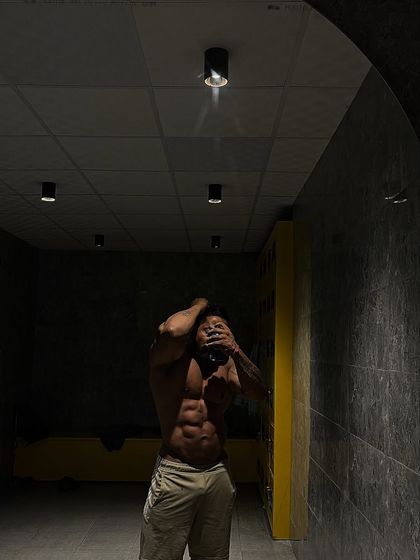 Another shot showing the abdominal definition. The grind for a six-pack is real.