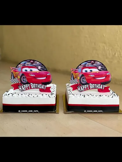 These Cars-themed flat cakes are a great option for parties, as they are easy to cut and serve to guests while still looking fantastic.