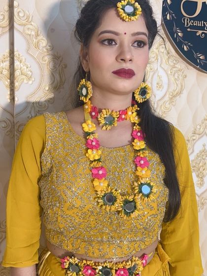 Vibrant Haldi & Mehendi Looks photo 10