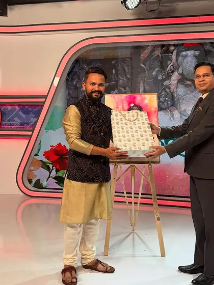 Receiving a token of appreciation from the Editor-in-Chief of Saam TV, Mr. Nilesh Khare, after the show.