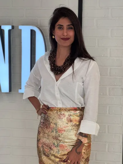This is a glimpse of my personal style. I believe in mixing textures and classic pieces, like this white shirt and sequined skirt, to create a look that's both elegant and expressive.