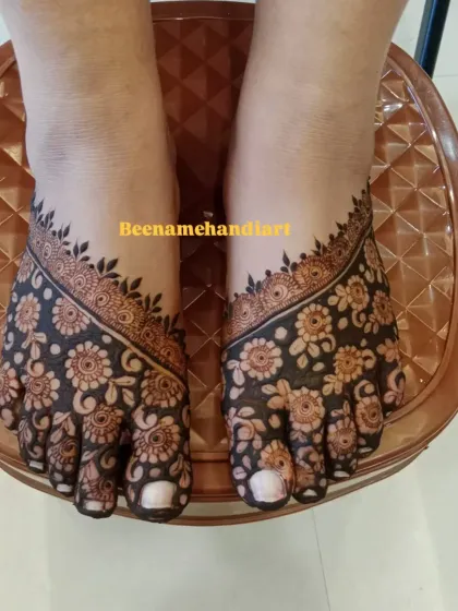 Mehandi for feet is just as important. Here is a lovely floral design that covers the feet completely, using negative space to make the flowers pop. It's a very elegant look for any festival or wedding.