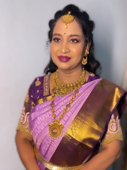 A portrait showing the front view of this curly hairstyle.