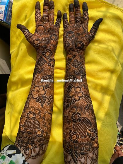 This design features a beautiful checkerboard pattern that adds a unique texture to the overall floral theme.