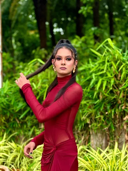 This pose highlights the long, sleek ponytail, a key element of this Western-inspired hairstyle.
