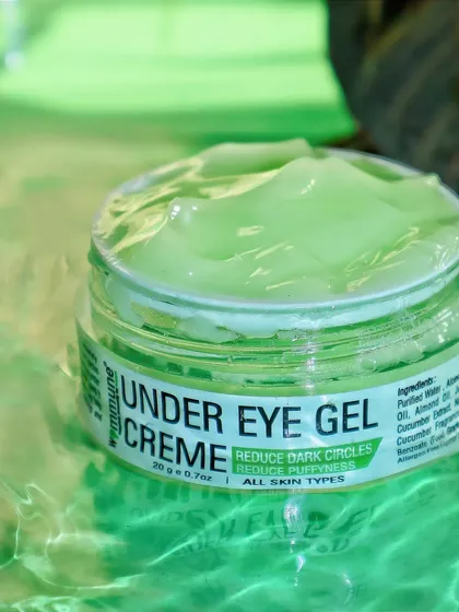 This shot places the Wommune under-eye gel in rippling water, visually reinforcing its hydrating and refreshing benefits.
