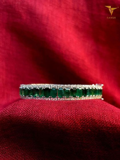 An evergreen classic. This sophisticated emerald and diamond bracelet is the perfect finishing touch for festive gatherings, available with my special Diwali offer.