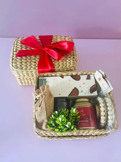 The Kauna box comes with a lid, making it a wonderful reusable storage box after the goodies are enjoyed.