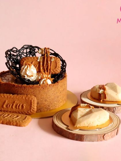 The full Biscoff cheesecake set, including the main cake and individual heart-shaped cheesecakes.