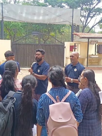 A volunteer briefing session before the start of the inclusive job fair. We ensure our team is well-prepared to provide the best possible support.