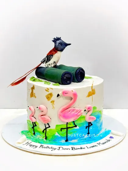 For a passionate bird lover, I created this cake featuring a handmade, edible Indian Paradise bird and hand-painted flamingos. It combines my love for painting and sculpting to celebrate the beauty of nature.