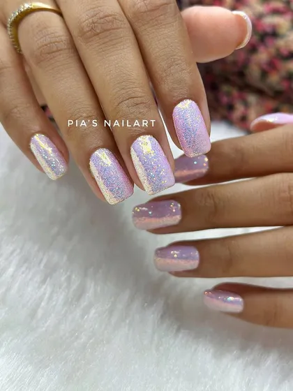 Get ready for the festive season with these acrylic extensions featuring a beautiful glitter chrome finish.