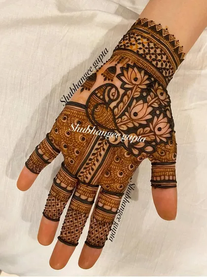 A lovely design featuring a peacock surrounded by lotus flowers. This combination of classic motifs creates a look that is both traditional and very elegant.