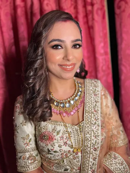 A happy and glamorous Akshita, ready for her reception party.