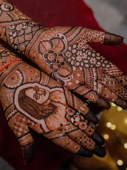 A close-up of the heartfelt tribute portrait for the bride's late sister.