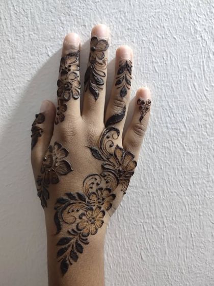 Another view of the child's Arabic-style floral design.