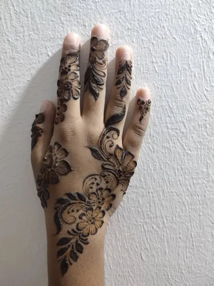 Another view of the child's Arabic-style floral design.