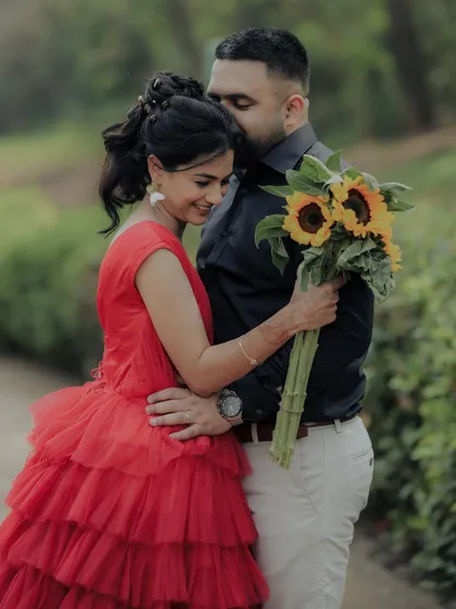Sometimes, the most powerful moments are the quiet ones. In the middle of a beautiful garden in Pune, this gentle embrace says everything. Using natural elements like these sunflowers, I frame your love in a way that feels both timeless and deeply personal.