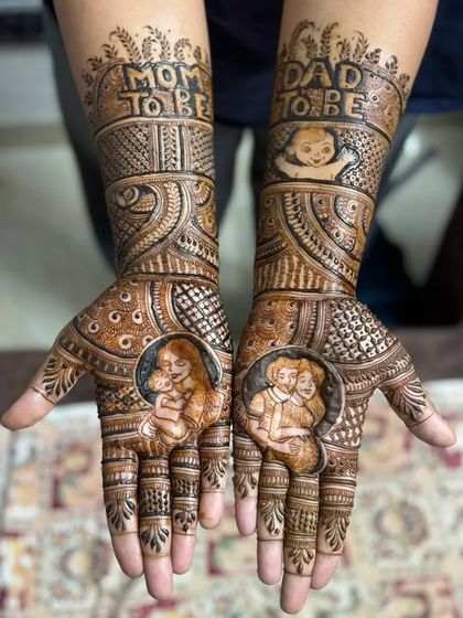 Another sweet baby shower design celebrating the "Mom to be" and "Dad to be." The palms feature portraits of the couple holding their baby, a beautiful way to look forward to their new arrival.