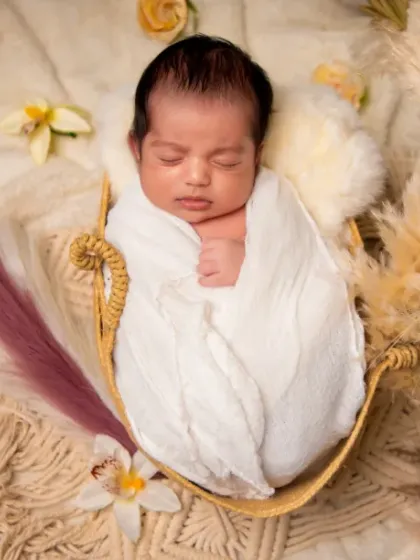 So tiny, so new, so loved. We create a peaceful and dreamy setting for our newborn portraits, wrapping your little miracle in soft fabrics and capturing their sleepy innocence.