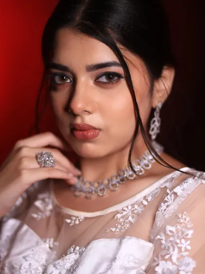 A duplicate of image 5, this close-up emphasizes the flawless skin and the intensity of the eyes, a key part of this Catholic bridal makeup style.