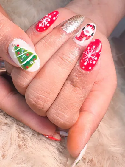 A close-up of this adorable hand-painted Christmas nail art.