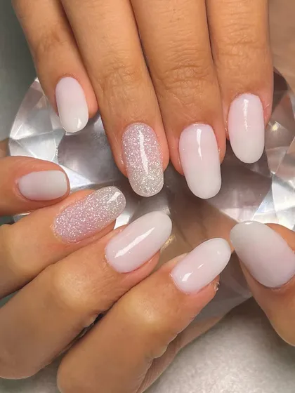 A beautiful and elegant dip nail set with a touch of glitter on the accent nail. This shows how you can add a bit of sparkle to your manicure while still benefiting from the strength and durability of dip powder.
