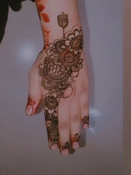 A delicate and modern Arabic design. The pattern is light and airy, featuring a mix of floral and geometric motifs with a cute hanging lantern element.