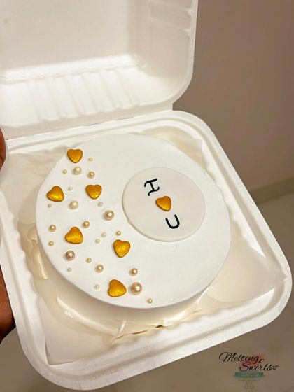 Our bento box cakes are perfect for a small, intimate celebration. This one was part of our Valentine's Day hamper, featuring a simple design with gold hearts.