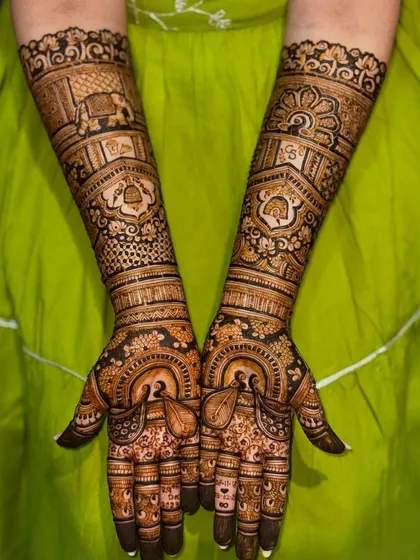 This design is for the bride who loves traditional motifs. It features beautiful elephants, peacocks, and kalash symbols, all tied together with intricate bands and floral patterns.
