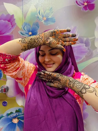 A happy client celebrating Eid with her beautiful mehndi. It brings me so much joy to see my art being a part of your special festive moments.
